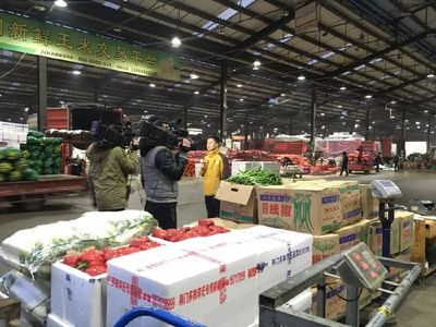 四川国际农产品交易中心 雨水天气引发水果市场价格波动
